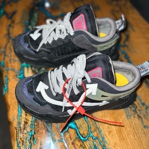 OFF-White ODSY-1000 Size 39